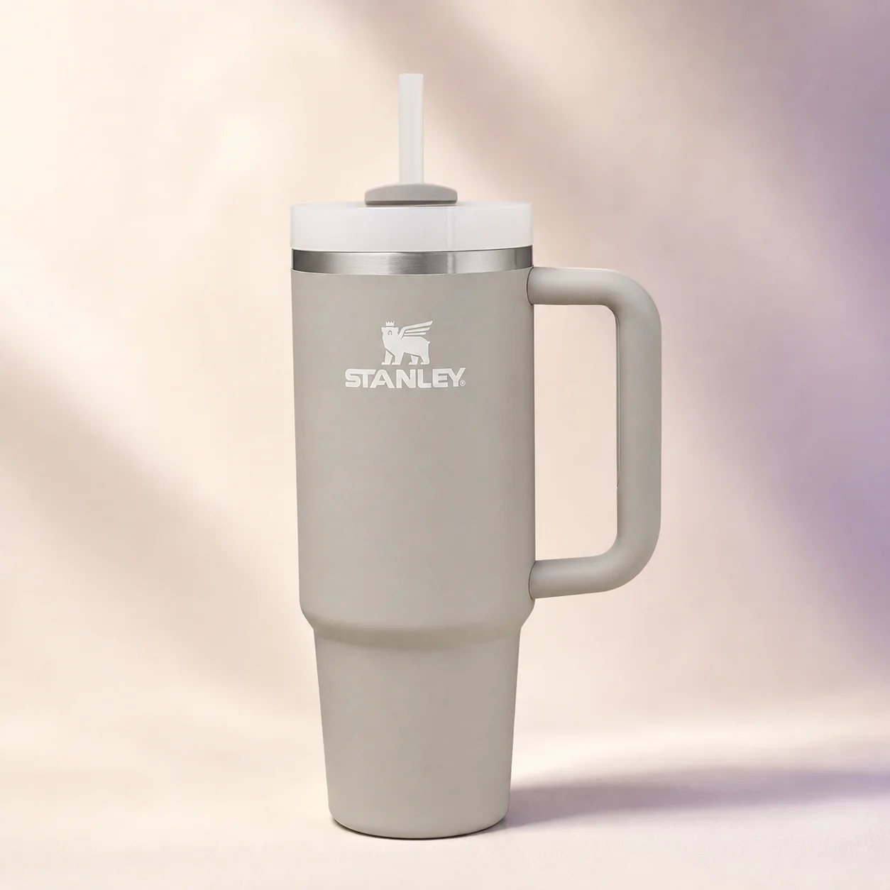 Vaso térmico Stanley Quencher H2.0 de 30 oz color Ash con asa y pitillo